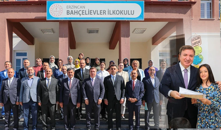 Erzincan’da Karne Heyecanı: Vali Aydoğdu Öğrencilerin Sevincine Ortak Oldu