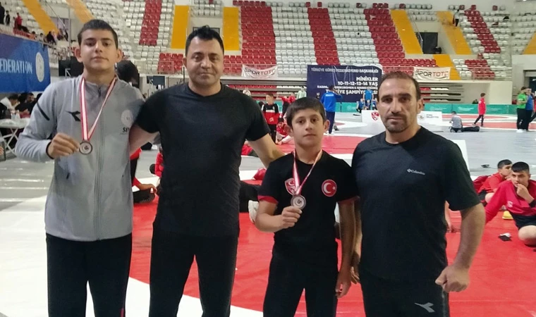 Genç Pehlivanlar Sivas'tan dereceyle döndü