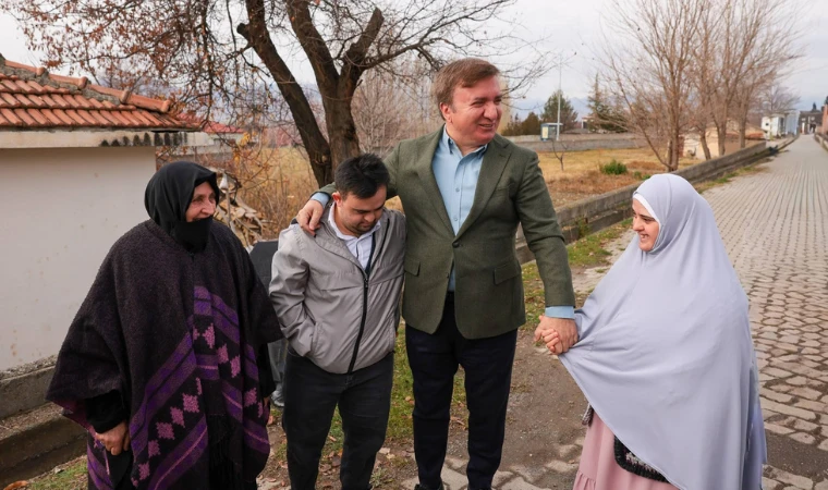 Vali Aydoğdu, Sümeyra ve Ahmet'i Umre’ye Uğurladı