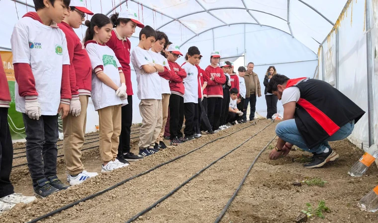 “Okuldaki Çiftlik” Projesinde İlk Fideler Toprakla Buluştu