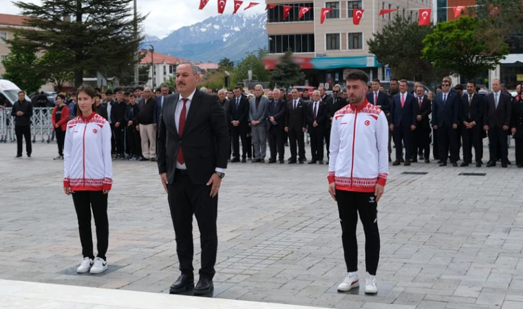 19 Mayıs Coşkusu Atatürk Anıtı’na Çelenk Sunumuyla Başladı