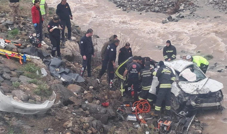 Sakaltutan’da Otomobil Dereye Uçtu: 2 Ölü, 1 Ağır Yaralı