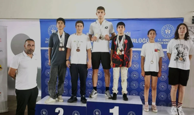 Erzincanlı Yüzücülerden Madalya Yağmuru