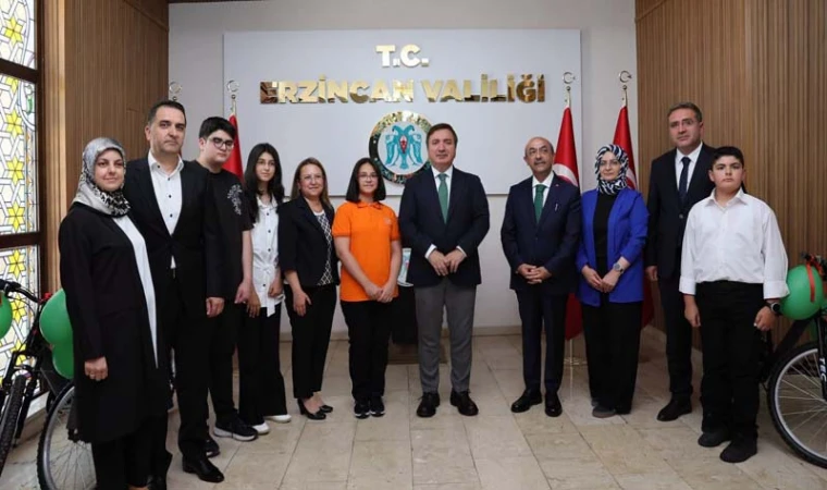 Vali Hamza Aydoğdu LGS Türkiye Birincilerini ödüllendirdi