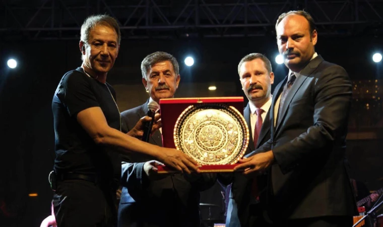 MHP Kongresi Sonrası Mustafa Yıldızdoğan’dan Unutulmaz Konser