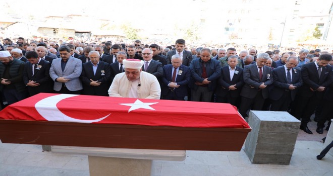 Babasını son yolculuğuna uğurladı