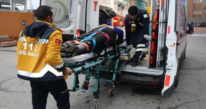 YOLCU OTOBÜSÜ DEVRİLDİ; 8 YARALI