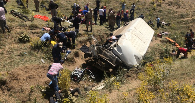 Vanda düzensiz göçmenleri taşıyan minibüs şarampole devrildi: 15 ölü