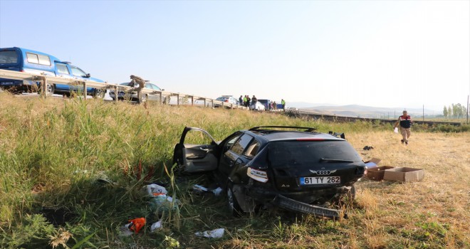 Erzincanda otomobil şarampole devrildi: 2 ölü, 1 yaralı