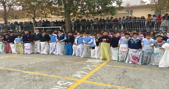 Çocuklar geleneksel sokak oyunlarıyla yarıştı 