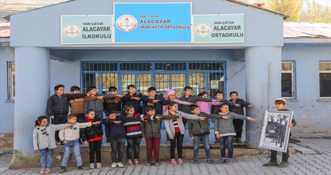 Köy okulunda öğrencileriyle İngilizce dergi çıkardı