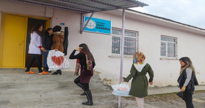Geleceğin kardelenleri dağ köyündeki öğretmenleri unutmadı