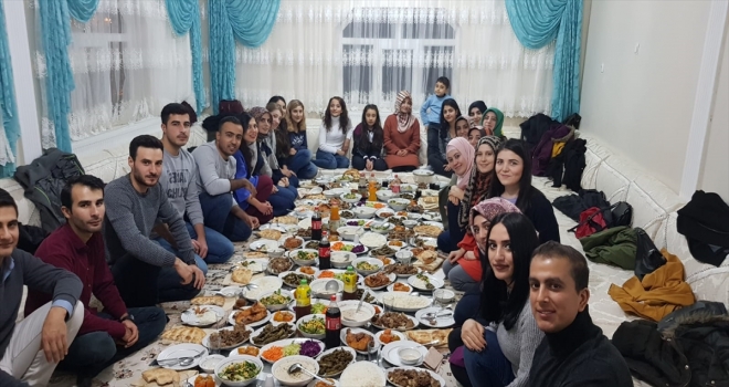 Hakkaride köy muhtarı öğretmenleri evinde ağırladı