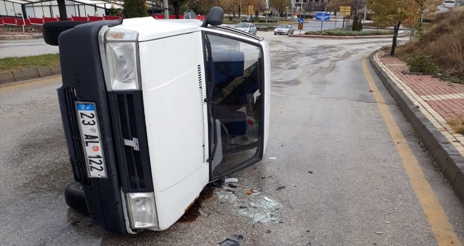 Elazığda, freni patlayan otomobil devrildi
