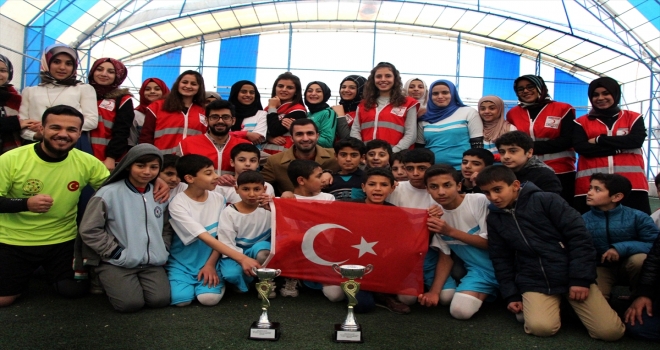 Suriyeli çocukların yüzü Kızılay gönüllüleri ile güldü