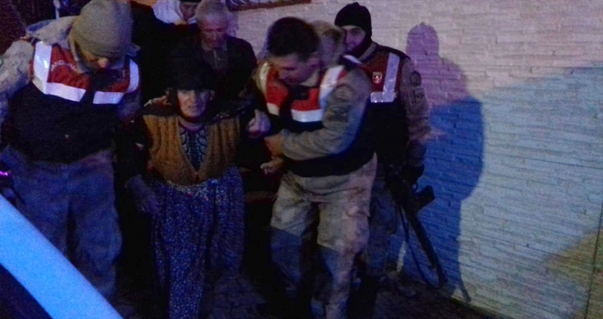 Malatyada siste kaybolan yaşlı kadını jandarma buldu