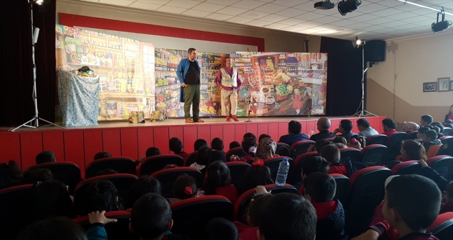 Kağızmanda Bakkal Amca tiyatro oyunu sahnelendi 