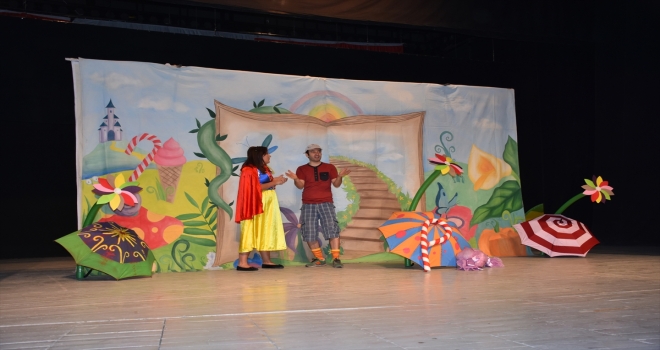 Zararlı alışkanlıkları çocuklara tiyatro oyunuyla anlattılar 