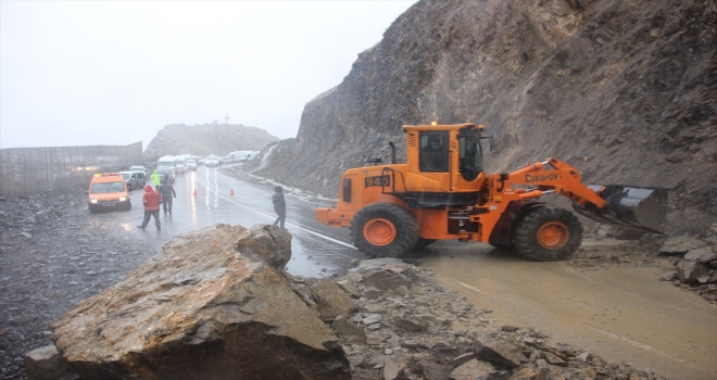 Dağdan kopan kayaların kapattığı yol açıldı