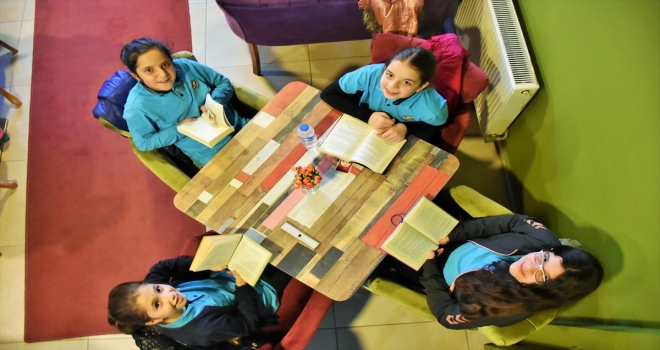 Kitap okuyan müşterilere çaylar ücretsiz