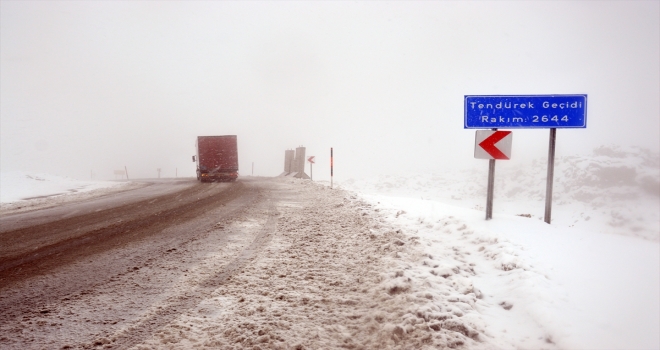 Tendürek Geçidinde kar yağışı ve sis
