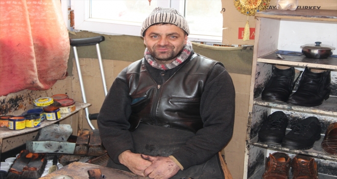 Boyacılıkla geçimini sağlıyor