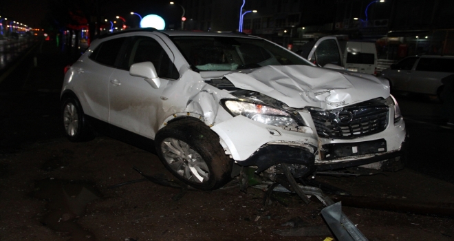 Bitliste iki araç çarpıştı: 5 yaralı