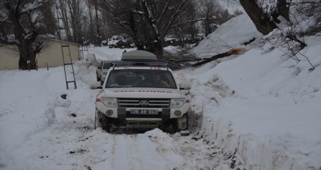 Köyde mahsur kalan hastanın yardımına ekipler yetişti