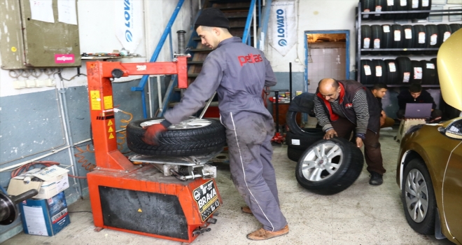 Ercişte lastikçilerde kış lastiği mesaisi