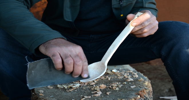 Ağaç dallarından 25 yıldır tahta kaşık yapıyor