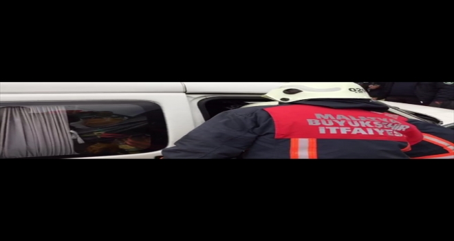 Araçta sıkışan sürücüyü itfaiye kurtardı