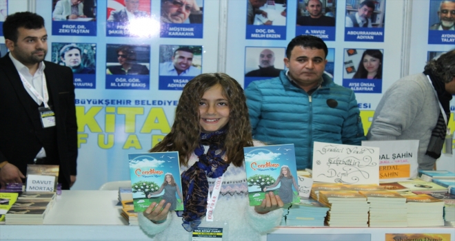 Kitap fuarında minik yazarlara yoğun ilgi