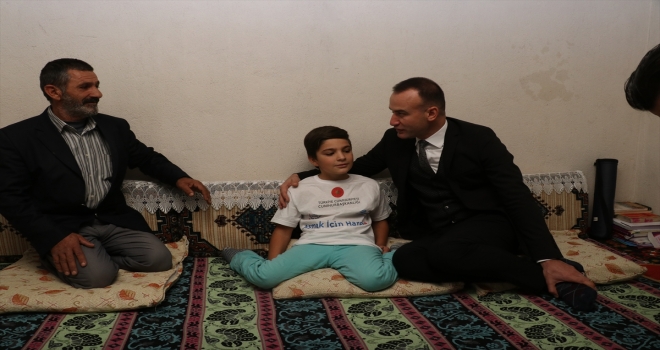 Akülü sandalyeye kavuşan Ferhat okula gidebilecek 