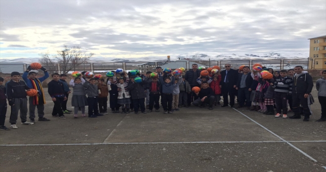 Sarayda öğrencilere spor malzemesi dağıtıldı