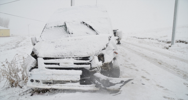Öğretmenleri taşıyan servis aracı ile otomobil çarpıştı: 23 yaralı