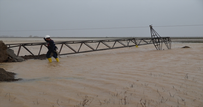 Şiddetli rüzgar enerji nakil hattı direğini devirdi