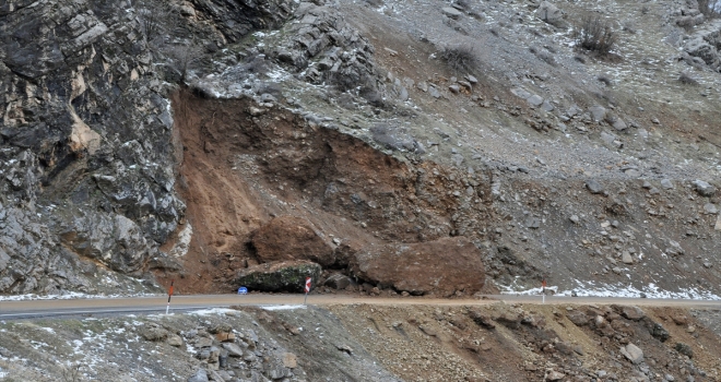 HakkariŞırnak yoluna kaya parçaları düştü