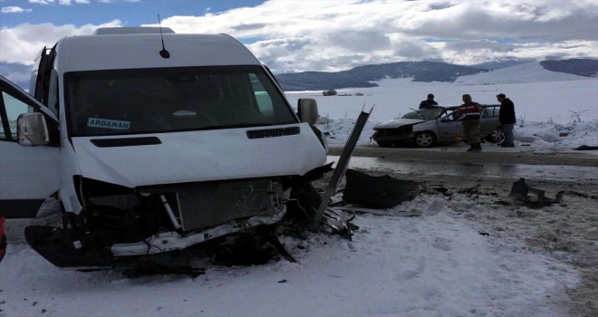 Ardahanda midibüs ile otomobil çarpıştı: 8 yaralı