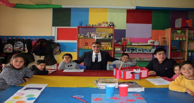 Muradiye Kaymakamı Yücel, okulları ziyaret etti 