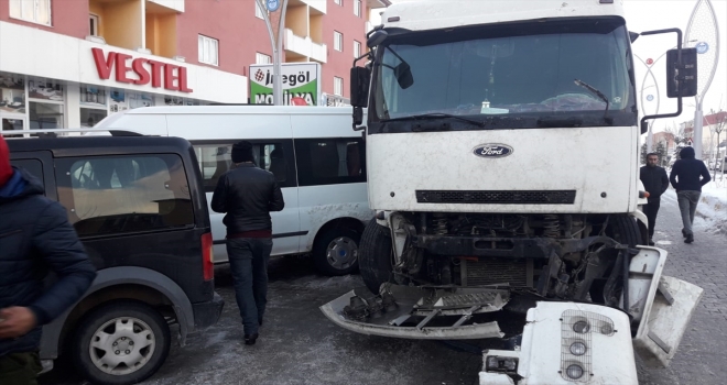 Buzlu yolda kayan kamyon 4 araca çarptı
