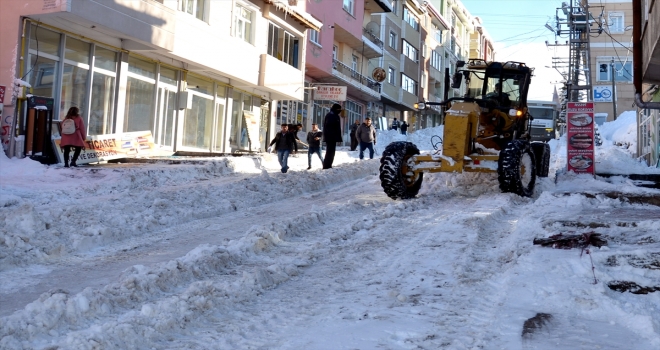 Yolları açmak için sıfırın altında 15 derecede kar taşıyorlar