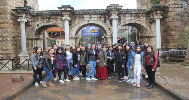 Başkaleli öğrenciler Antalyayı gezdi 