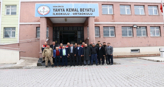 Ercişte öğrencilere giysi yardımı yapıldı