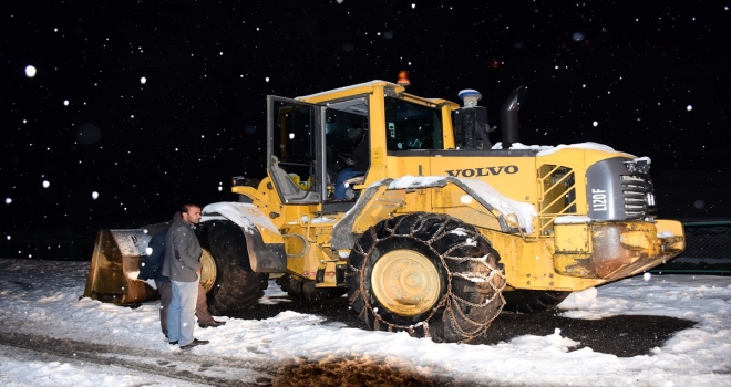 Karla mücadele ekiplerinin zorlu gece mesaisi