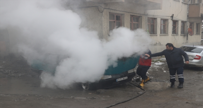 Ağrıda park halindeki otomobil yandı