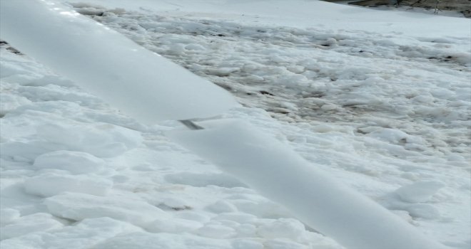 Dondurucu havada enerji nakil direklerinde zorlu mesai