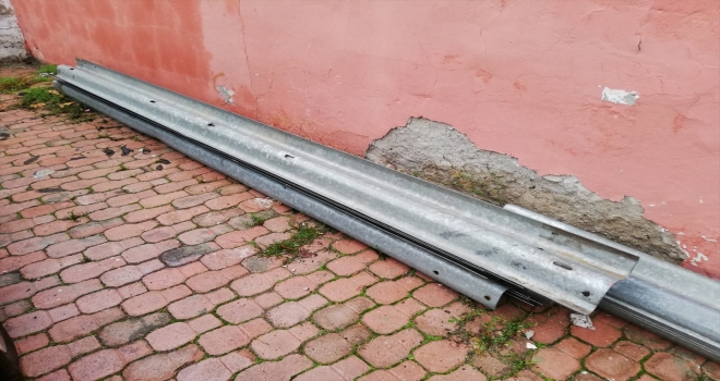 Demir bariyerleri sökerken yakalandı 