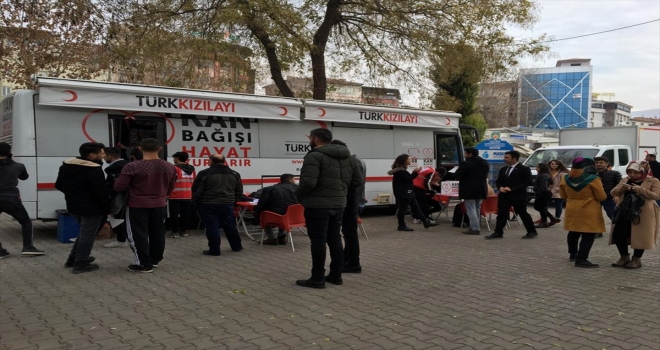 Gençler aileleriyle kan bağışında bulundu