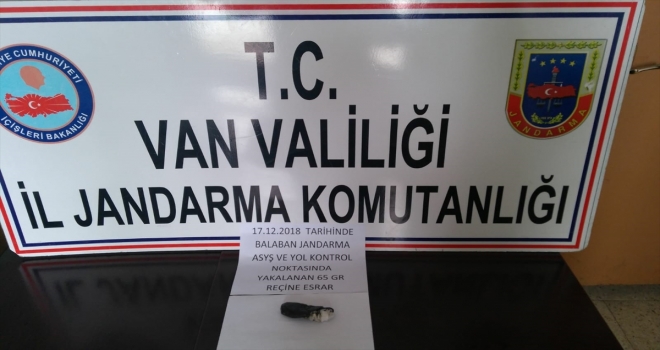 Düzensiz göçmenlerin üzerinden uyuşturucu çıktı