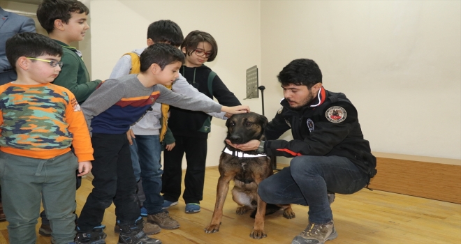 Narkotik köpeği Odin öğrencilerin ilgi odağı oldu